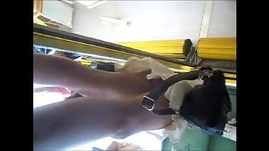 por baixo da saia morena fio dental