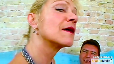 Oma die notgeile Nylonfotze