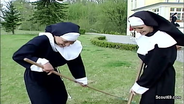 Notgeile Nonne wird vom Handwerker heimlich entjungfert