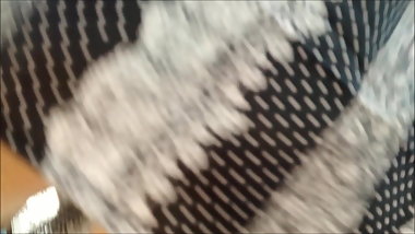 Upskirt Pendeja vestido negro tanga blanca