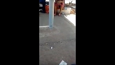 por baixo da saia perna arreganhada