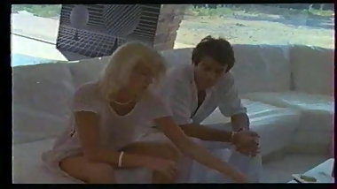 Brigitte Lahaie in Scene 1 - Hurlements d extase (1980)