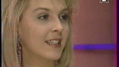 Alice strip tease