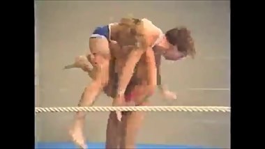 GOLDEN GIRL SPINS MIKE