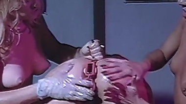 Strapon dykes going naughty in vintage threesome