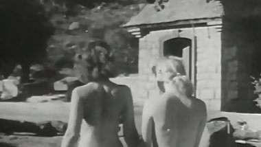 Jean and her blonde friend outdoors (Vintage 1950s Pinups)